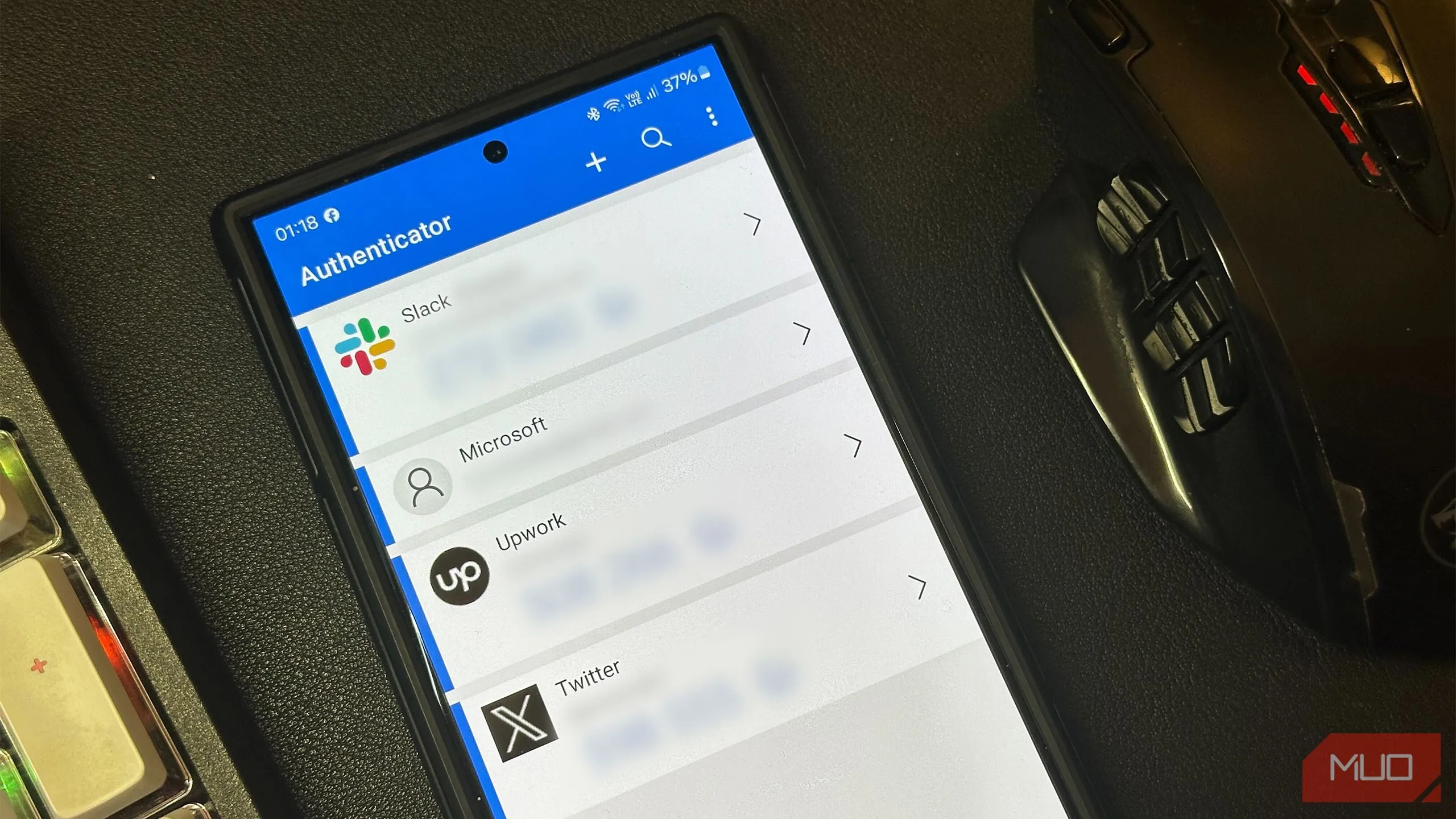 Ứng dụng Microsoft Authenticator đang hiển thị mã xác thực trên màn hình điện thoại Samsung Galaxy S24 Ultra