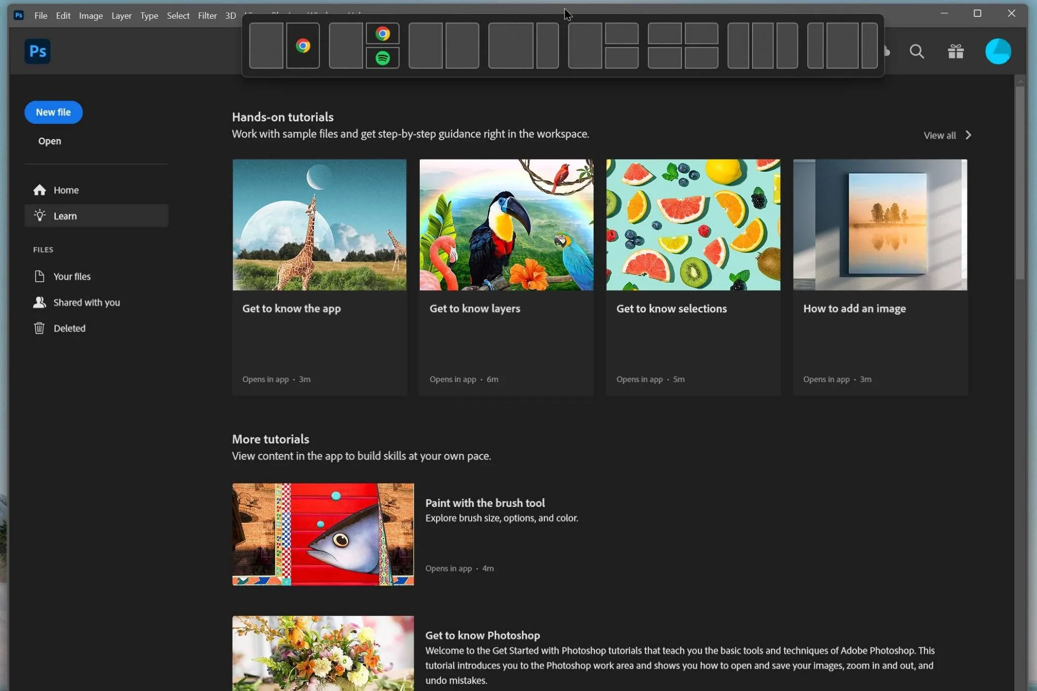 Ứng dụng Photoshop được kéo lên đỉnh màn hình để kích hoạt bảng chọn bố cục chụp nhanh Windows 11