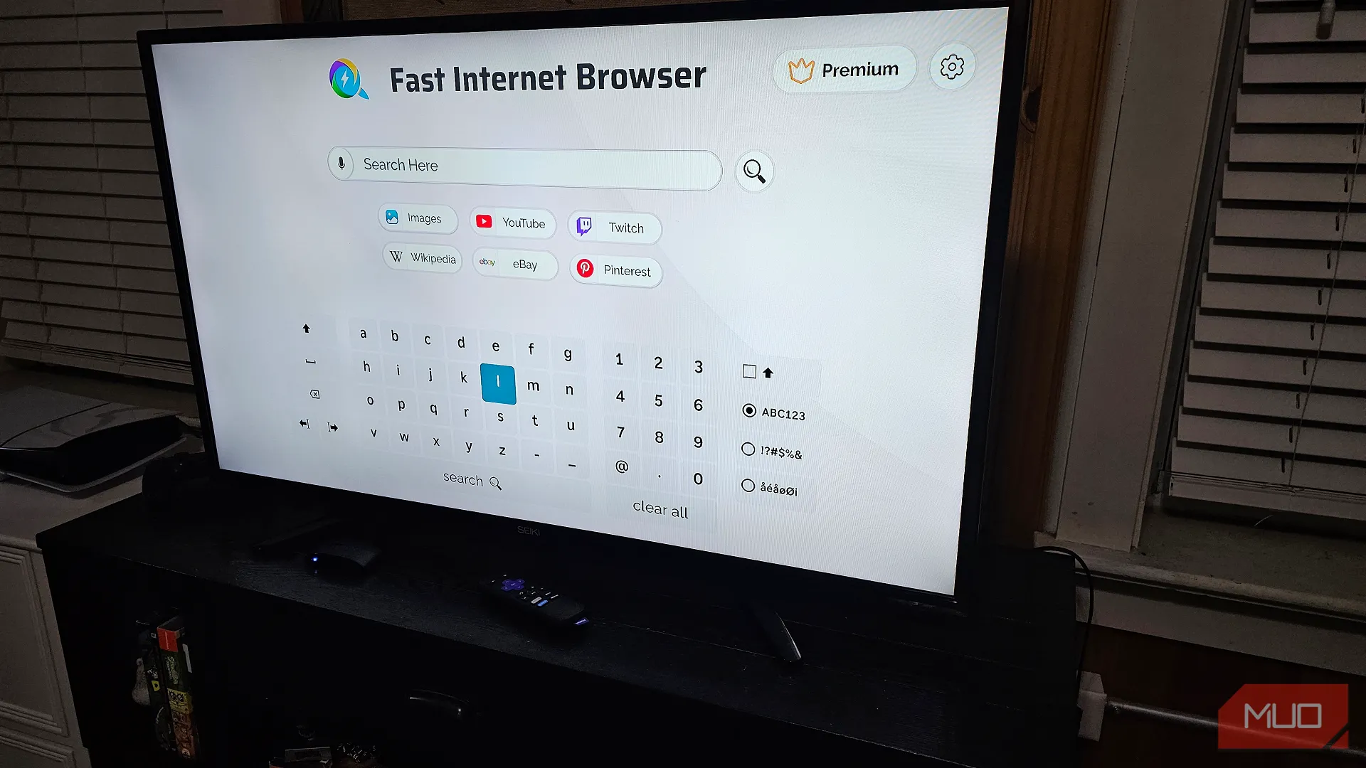 Ứng dụng trình duyệt web hiển thị trên màn hình Smart TV, cho phép người dùng lướt Internet dễ dàng.
