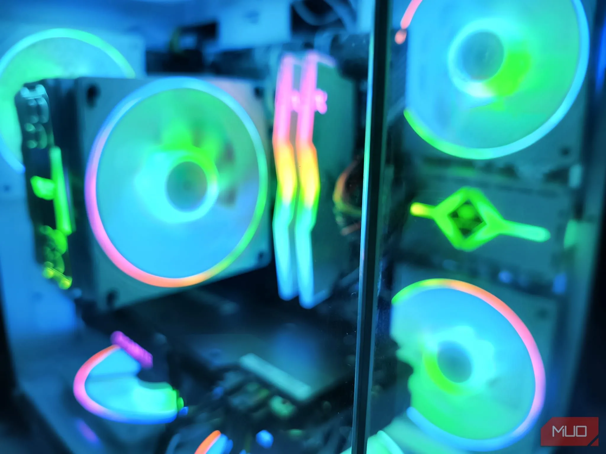 Vẻ ngoài tinh tế của case Apevia Prism-WH với mặt kính trong suốt, thể hiện thẩm mỹ cao cho dàn PC.