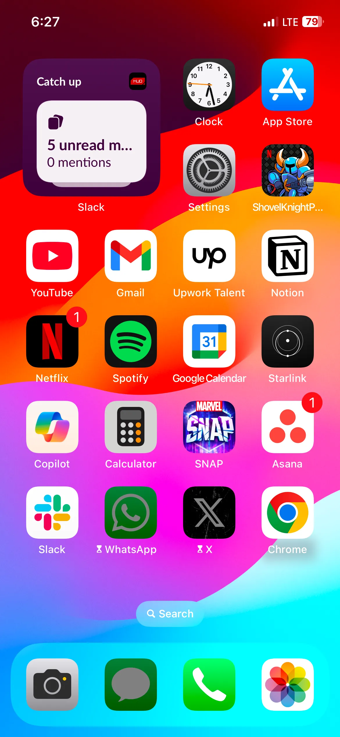Widget Slack trên màn hình chính iPhone hiển thị số lượng tin nhắn chưa đọc và lượt nhắc đến trong không gian làm việc